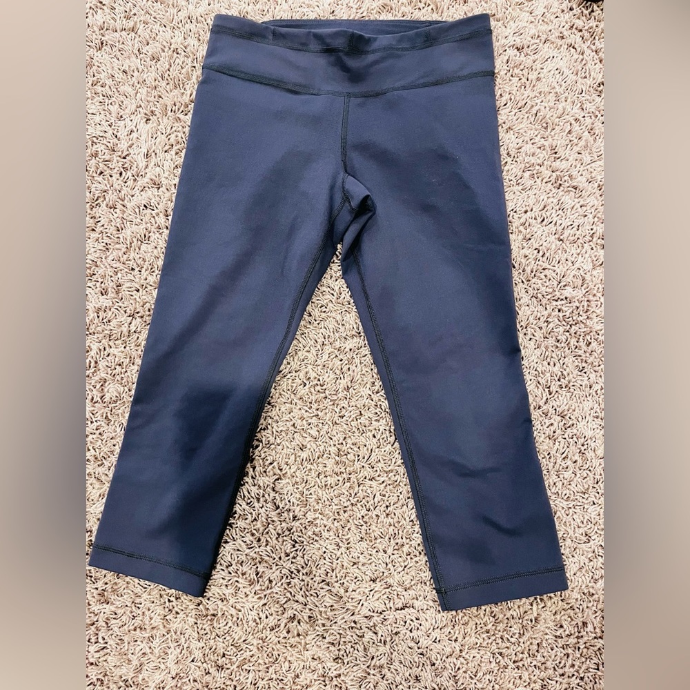 Under Armour capris legging in the color grey. Super cute and perfect for Spring